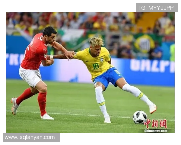 咬耳朵事件引发全球热议 足球场上这位球星为何成为焦点人物